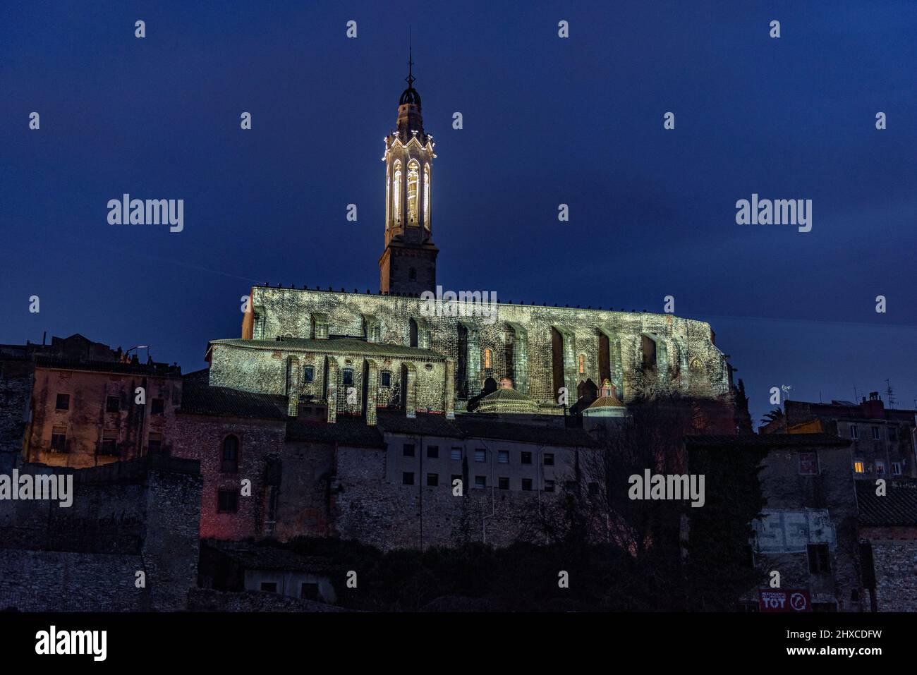 Video-Mapping in der Kirche Sant Joan während des 2022 (2021+1) Valls Decennial Festival, zu Ehren der Jungfrau der Candlemas in Valls (Spanien) Stockfoto