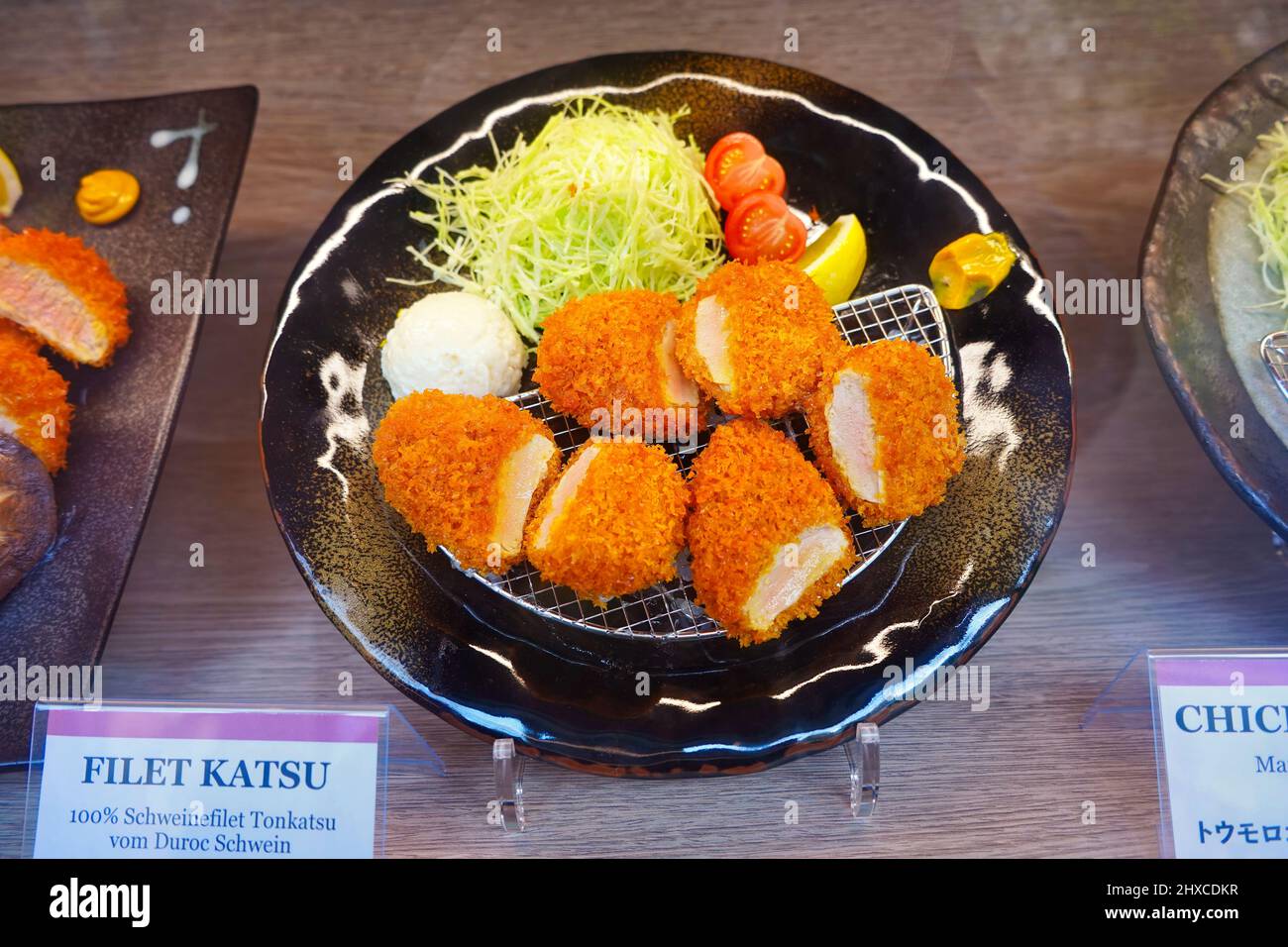 Speiseprobe eines Tonkatsu-Gerichts, das im Fenster eines japanischen Restaurants im japanischen Viertel in Düsseldorf/Deutschland angezeigt wird. Stockfoto