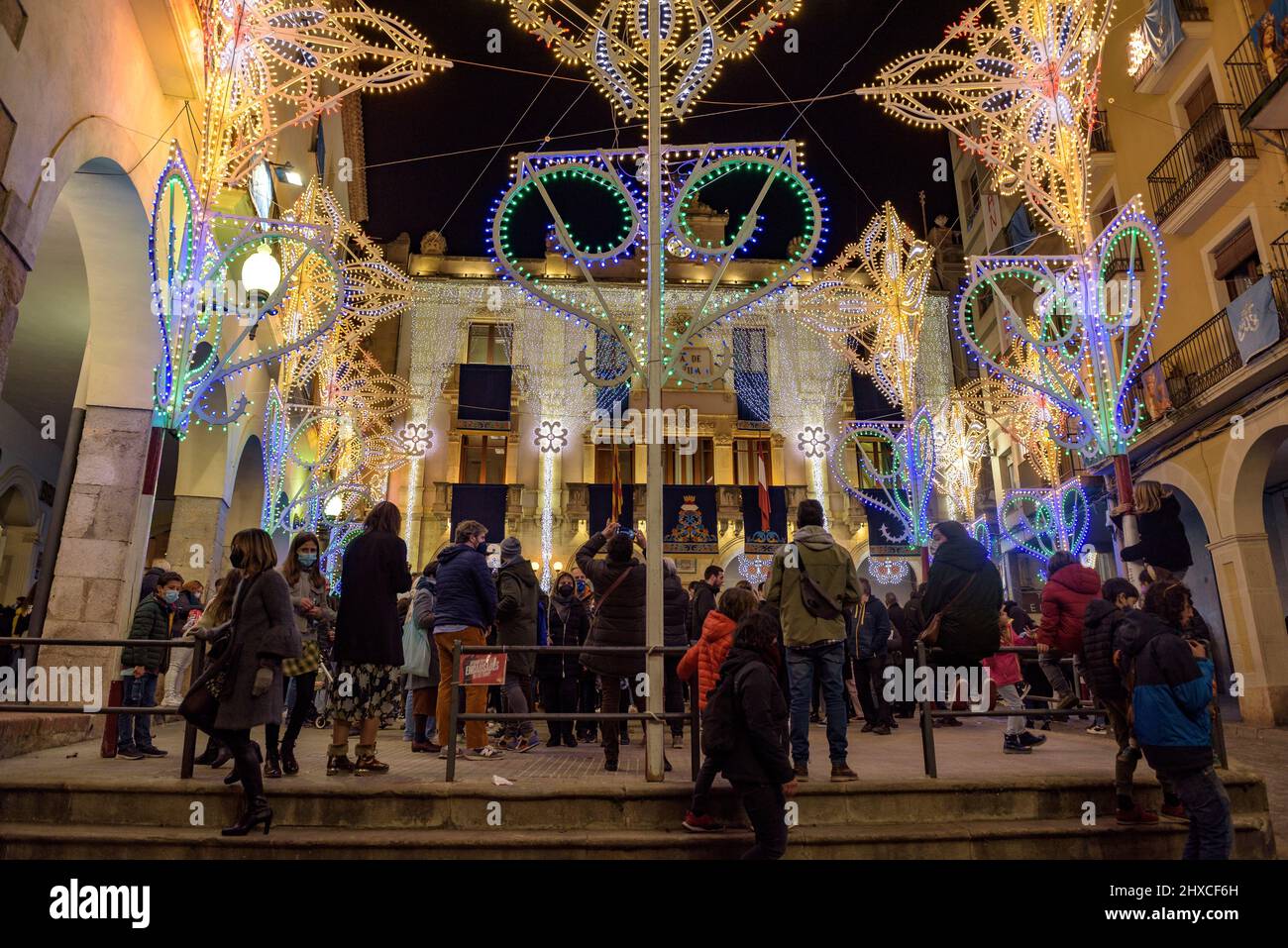 Der Blat-Platz wurde während des 2022 (2021+1) Valls Decennial Festivals beleuchtet, zu Ehren der Jungfrau der Candlemas in Valls, Tarragona, Katalonien, Spanien Stockfoto