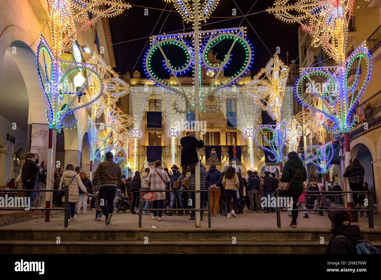 Der Blat-Platz wurde während des 2022 (2021+1) Valls Decennial Festivals beleuchtet, zu Ehren der Jungfrau der Candlemas in Valls, Tarragona, Katalonien, Spanien Stockfoto