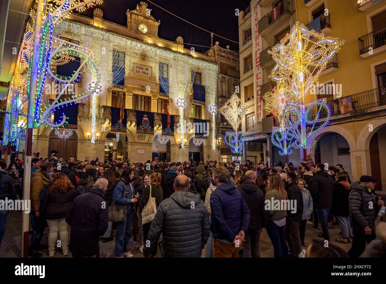 Der Blat-Platz wurde während des 2022 (2021+1) Valls Decennial Festivals beleuchtet, zu Ehren der Jungfrau der Candlemas in Valls, Tarragona, Katalonien, Spanien Stockfoto