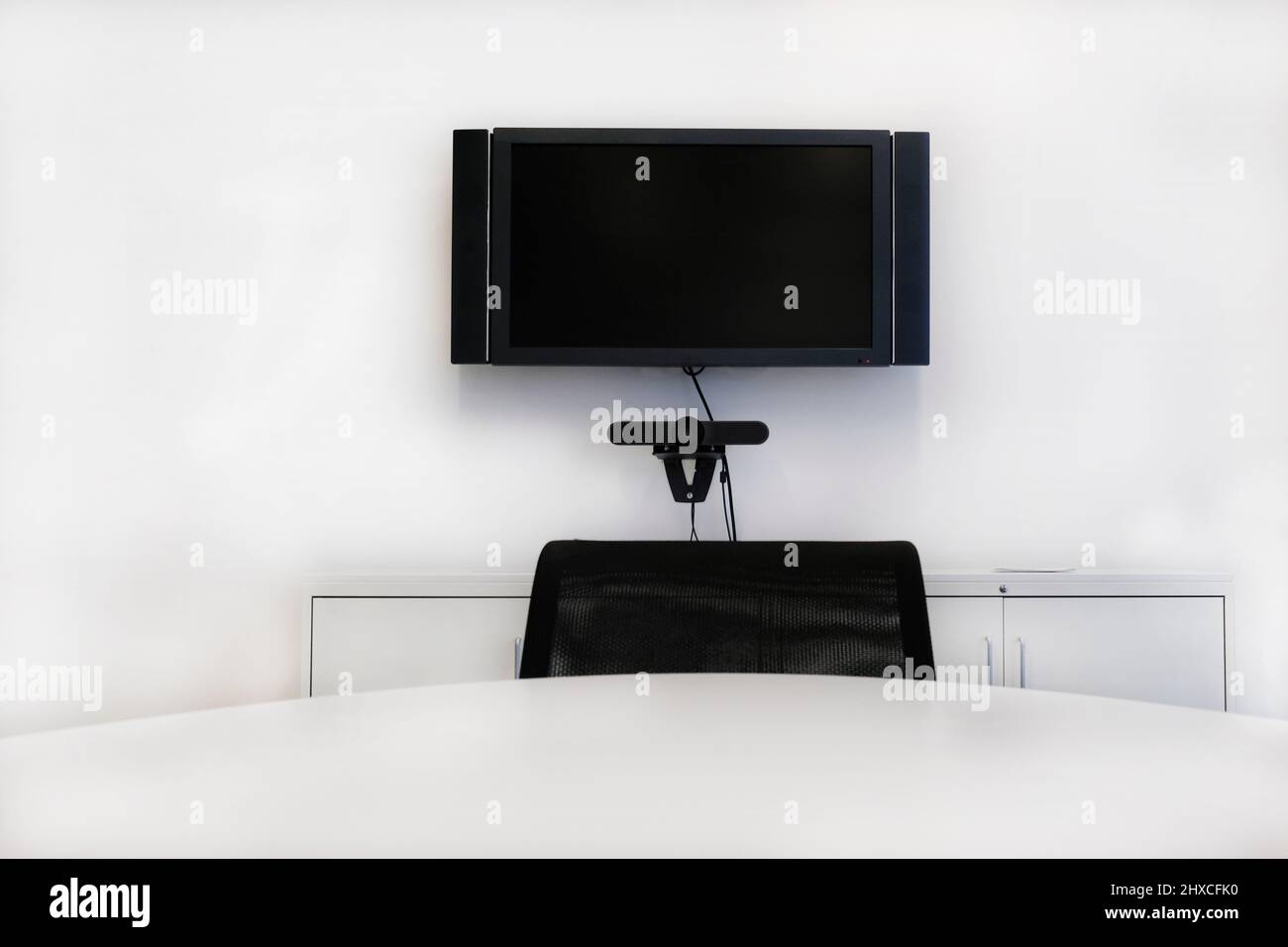 Tagungsraum mit Videoanrufanlagen und Bildschirm an der Wand Stockfoto