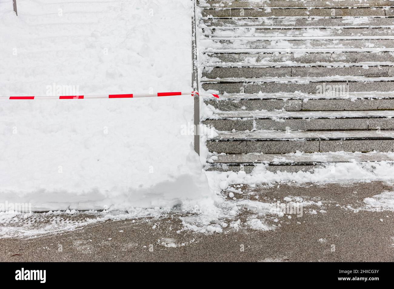 Im Winter Treppen mit Schnee und Sperrband geräumt Stockfoto