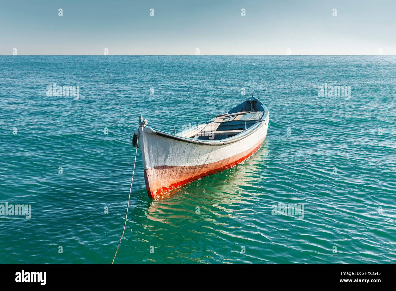 Fischerboot vor Anker im Schwarzen Meer Stockfoto