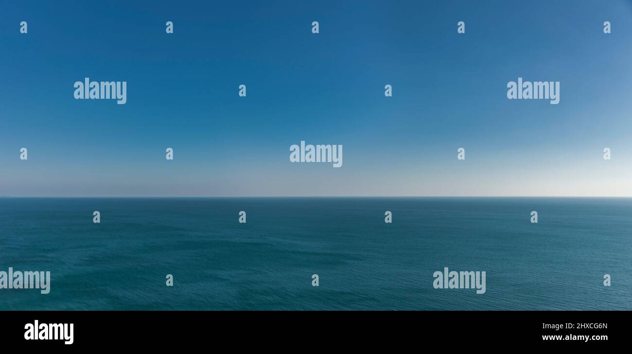 Horizont über dem Wasser mit blauem Meer und blauem Himmel Stockfoto