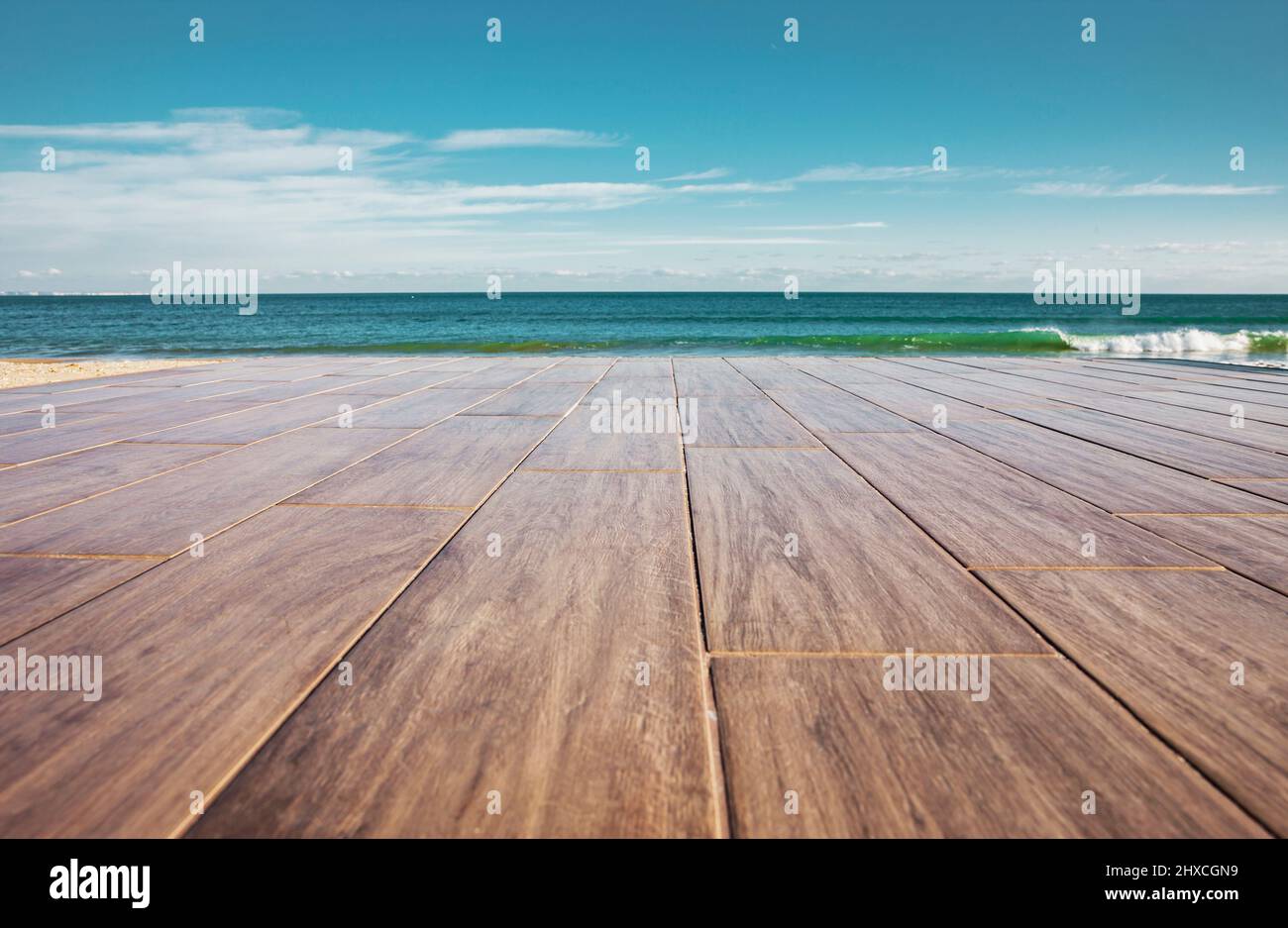 Terrasse am Meer mit Blick auf den Horizont Stockfoto