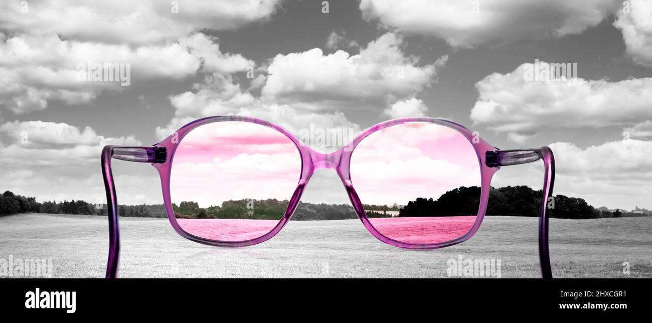 Die Welt durch rosafarbene Gläser sehen Stockfoto
