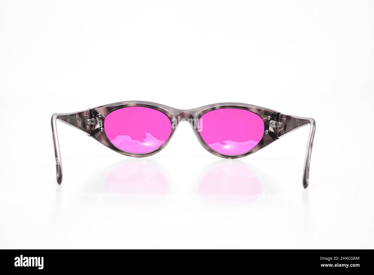 Blick durch rosafarbene Gläser Stockfoto