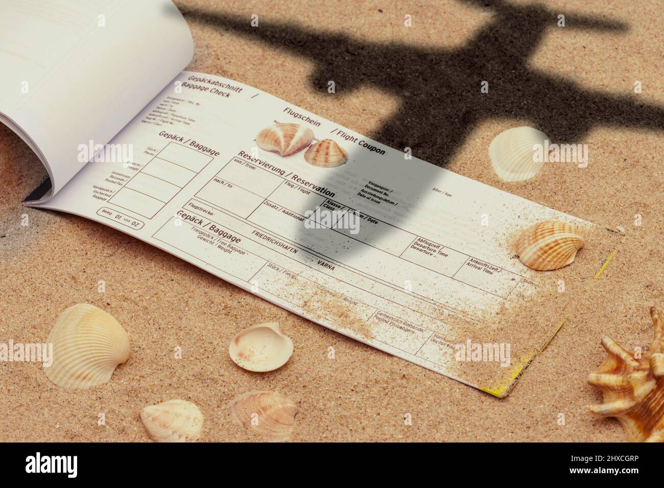 Ticket für ein Resort am Strand mit Schatten aus dem Flugzeug Stockfoto