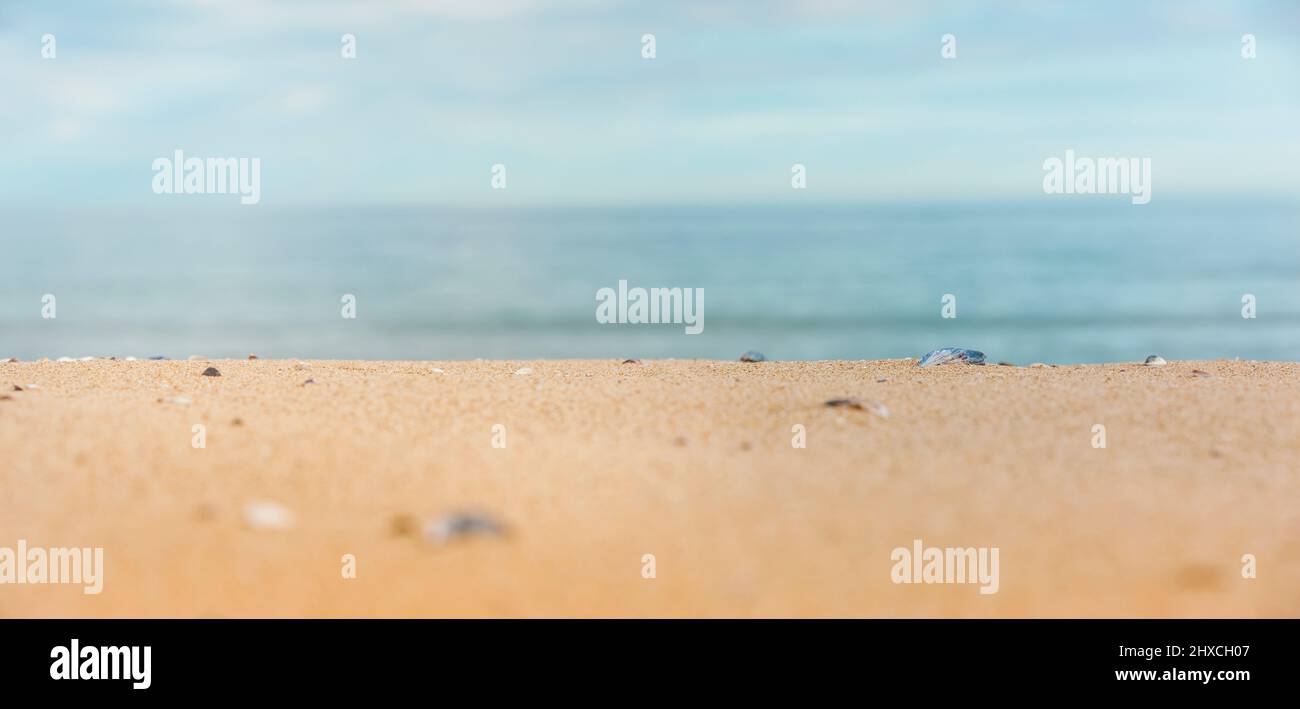 Sandstrand mit blauem Meer im Hintergrund Stockfoto