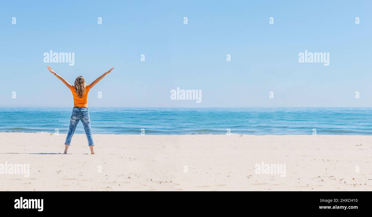 Junge Frau am Strand der Schwarzmeerküste Stockfoto