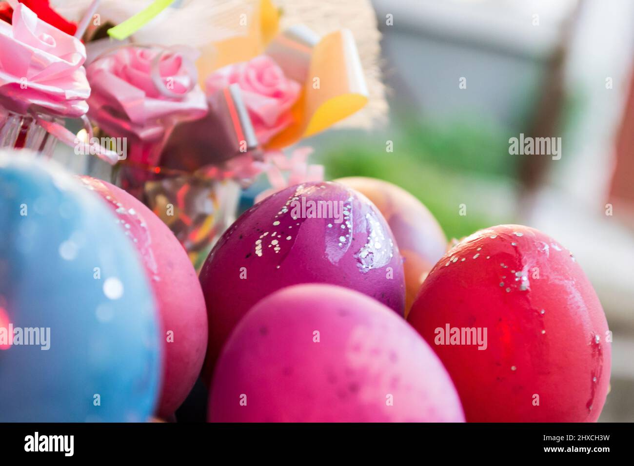 Bunte ostereier mit Dekoration Stockfoto