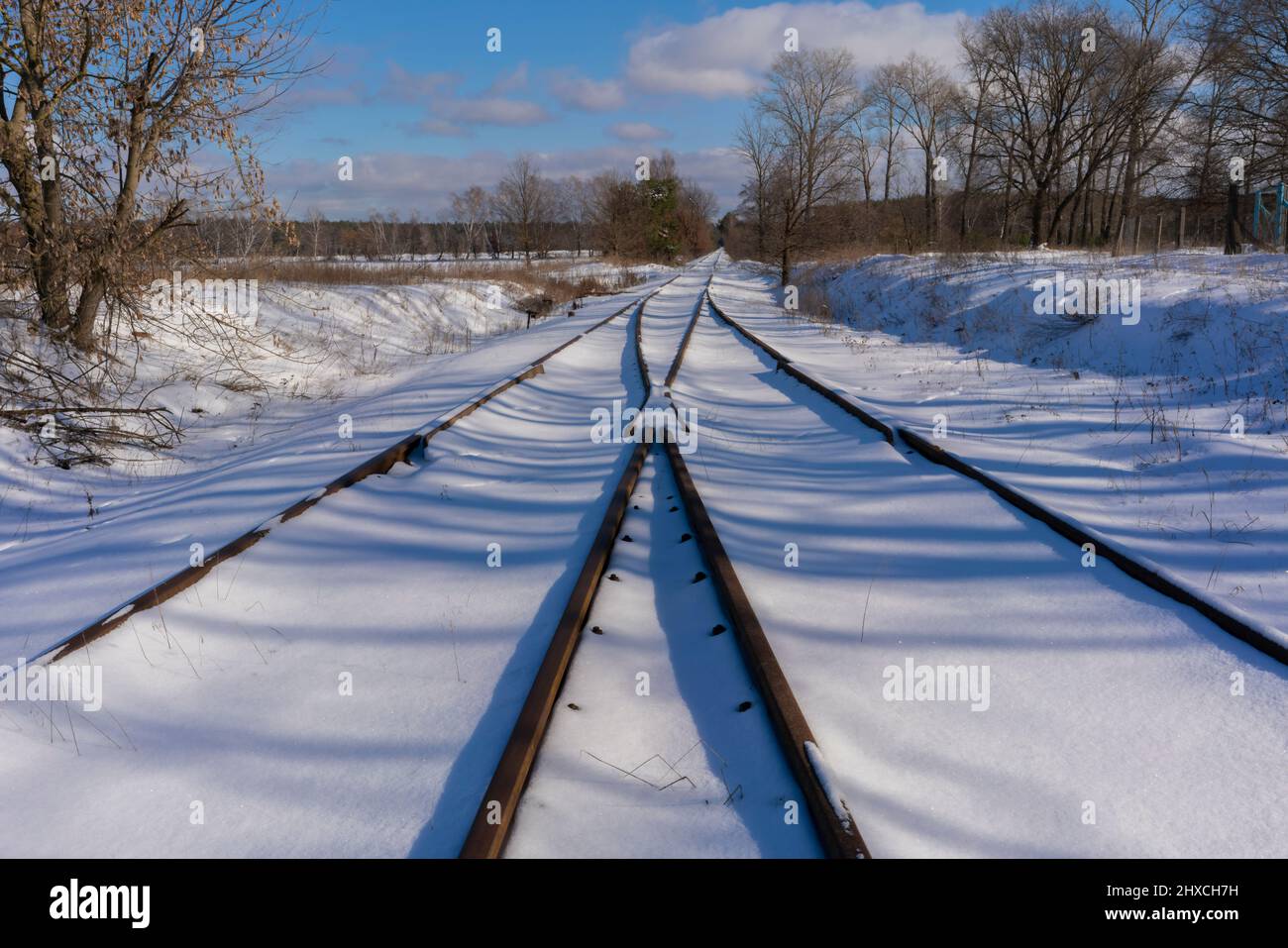 Alte ungenutzte verschneite Bahngleise im Winter in Deutschland Stockfoto