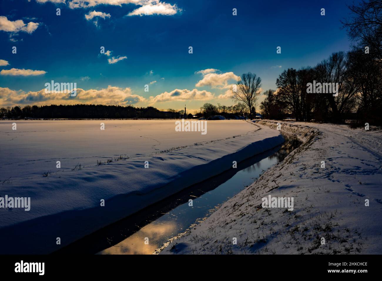 Kleiner, enger Fluss im Winter in Deutschland Stockfoto