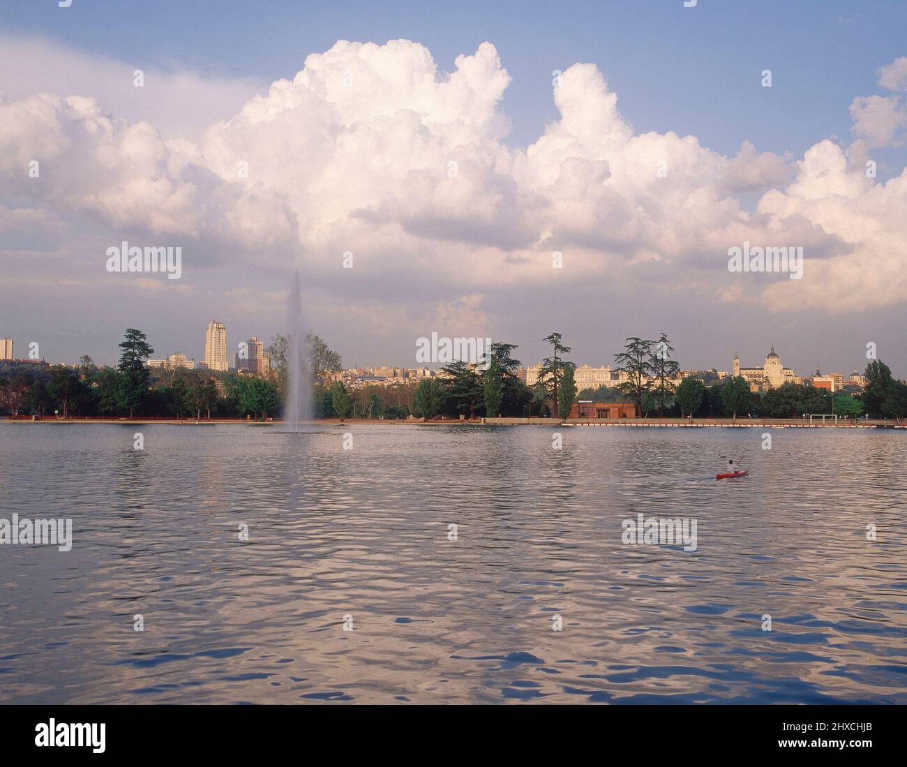 LAGO - VISTA DE MADRID AL FONDO - FOTO AÑOS 90. LAGE: CASA DE CAMPO. MADRID. SPANIEN. Stockfoto