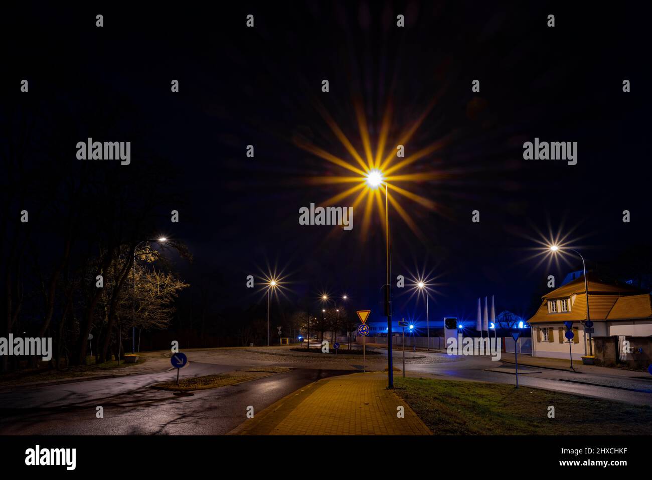Einsame Straße bei Nacht mit einem Kreisverkehr in der kleinen Stadt Luckenwalde Stockfoto