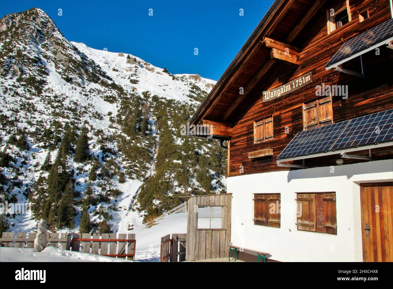 Winterwanderung zur Wang Alm im Gaistal, Österreich, Tirol, Urlaub, Winter, Traumwetter Stockfoto