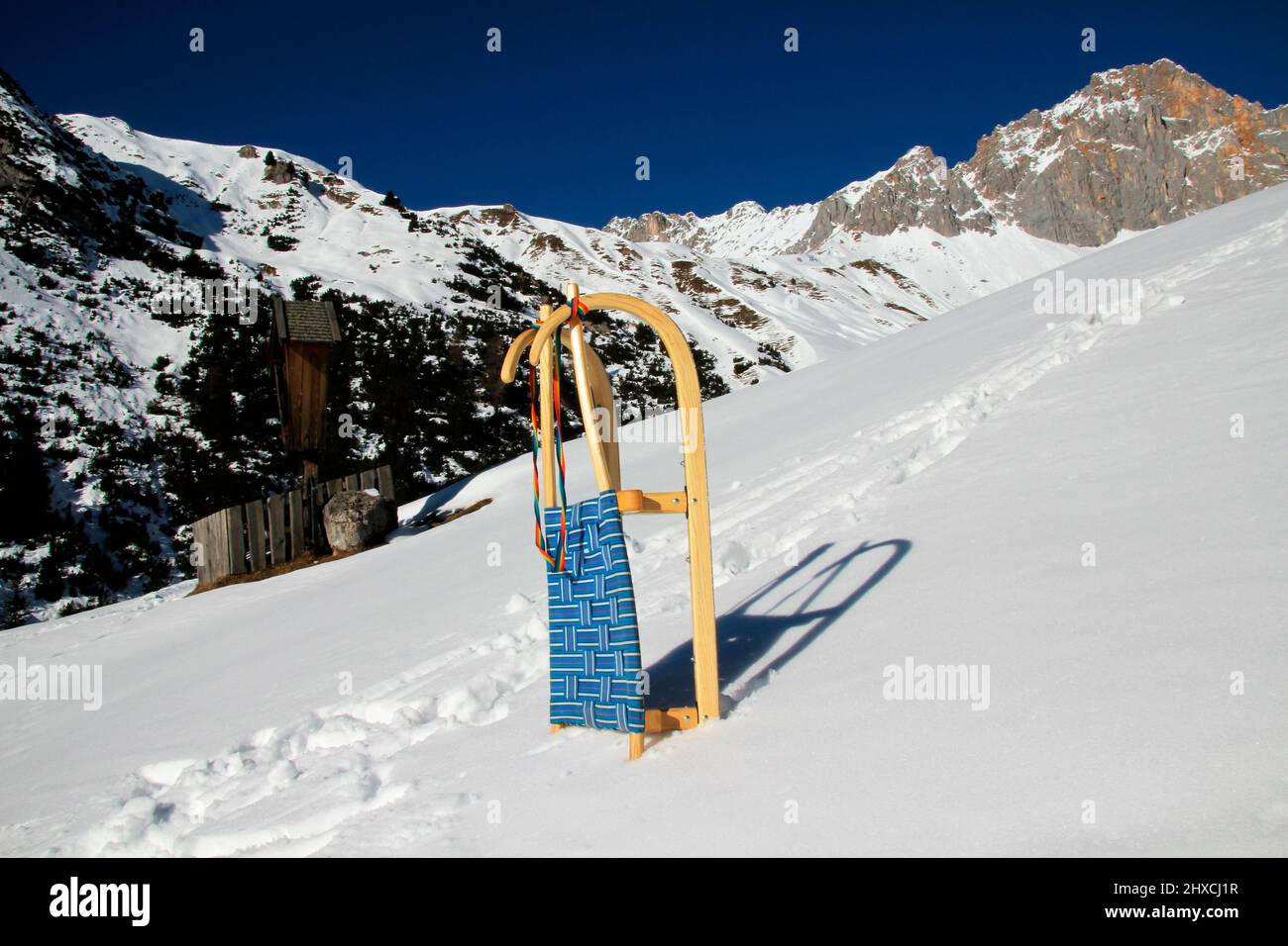 Winterwanderung zur Wang Alm im Gaistal, Rodeln vor einer Bergkulisse im Schnee, Österreich, Tirol, Urlaub, Winter, Freizeit, Hobby, Aktivität, Berge, Alpen, Traumwetter Stockfoto