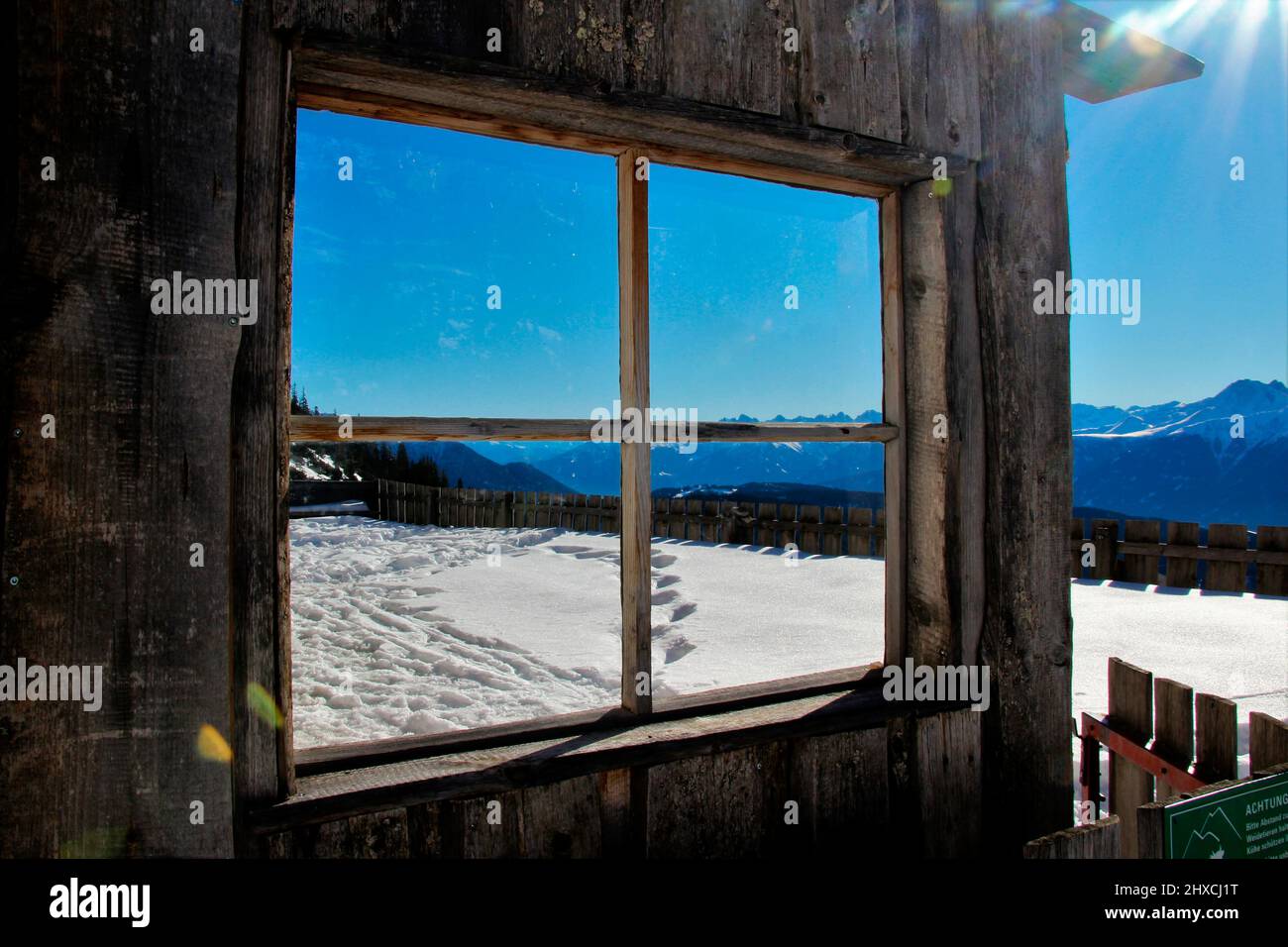 Winterwanderung zur Wang Alm im Gaistal, Fenster mit Bergpanorama, Österreich, Tirol, Urlaub, Winter, Traumwetter Stockfoto