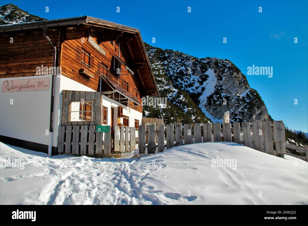 Winterwanderung zur Wang Alm im Gaistal, im österreichischen Wettersteingebirge, Österreich, Tirol, Urlaub, Winter, Traumwetter Stockfoto