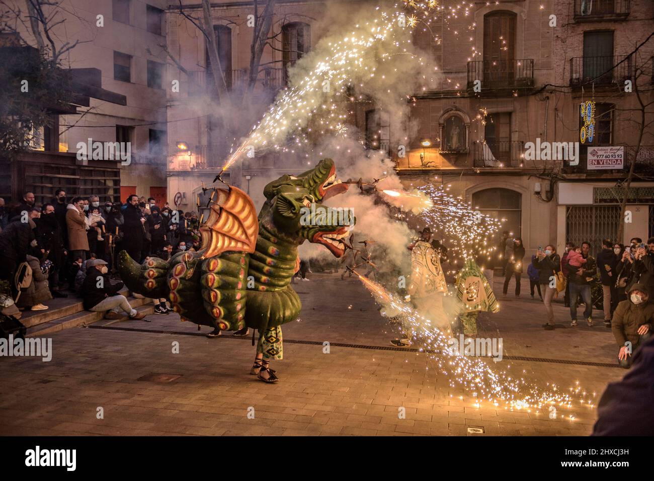 Der Valls Drache in der Prozession des Valls Decennial Festivals 2022, zu Ehren der Jungfrau der Candlemas in Valls, Tarragona, Katalonien, Spanien Stockfoto