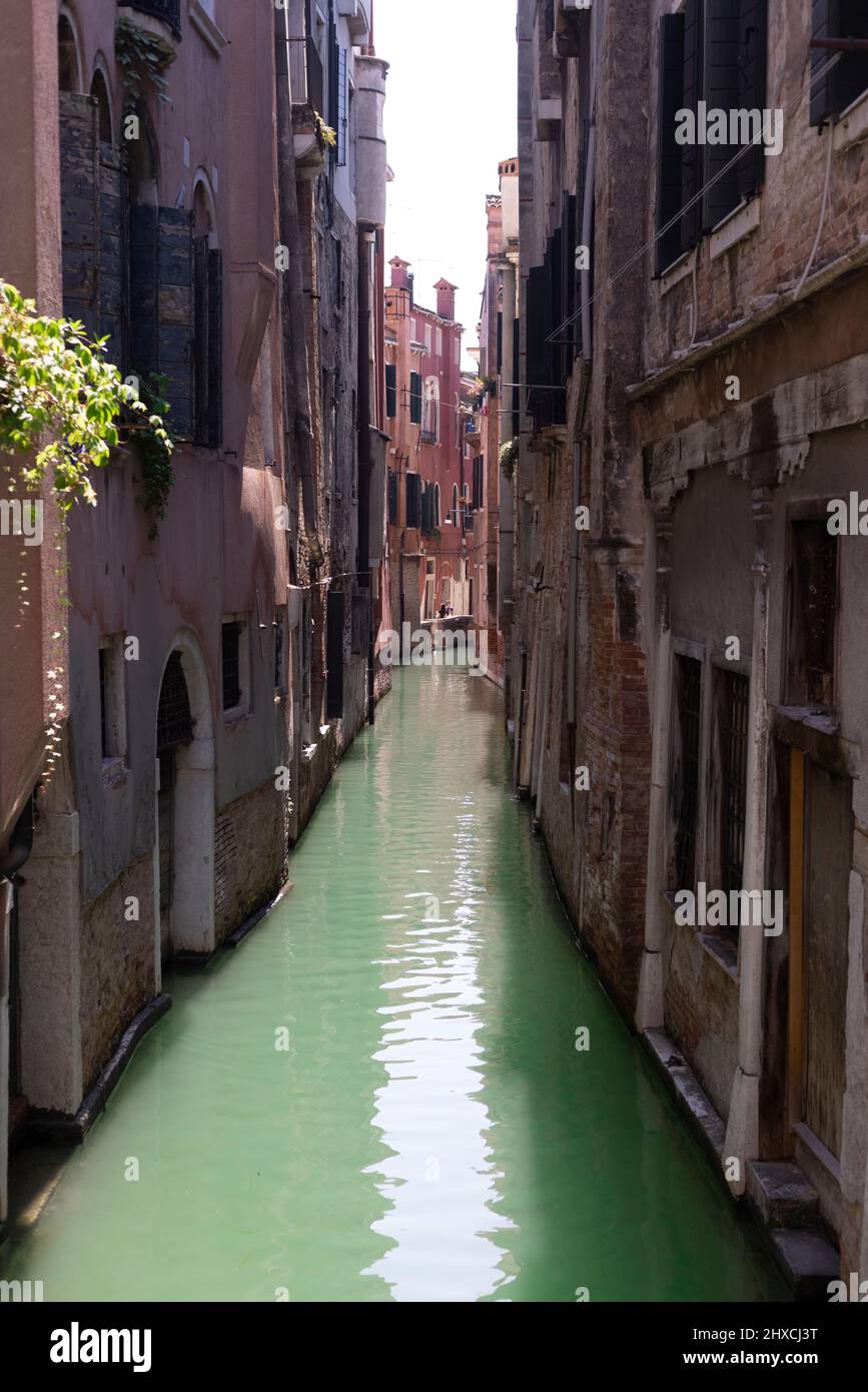 Enger Kanal zwischen den Hausfronten in Venedig, Italien Stockfoto