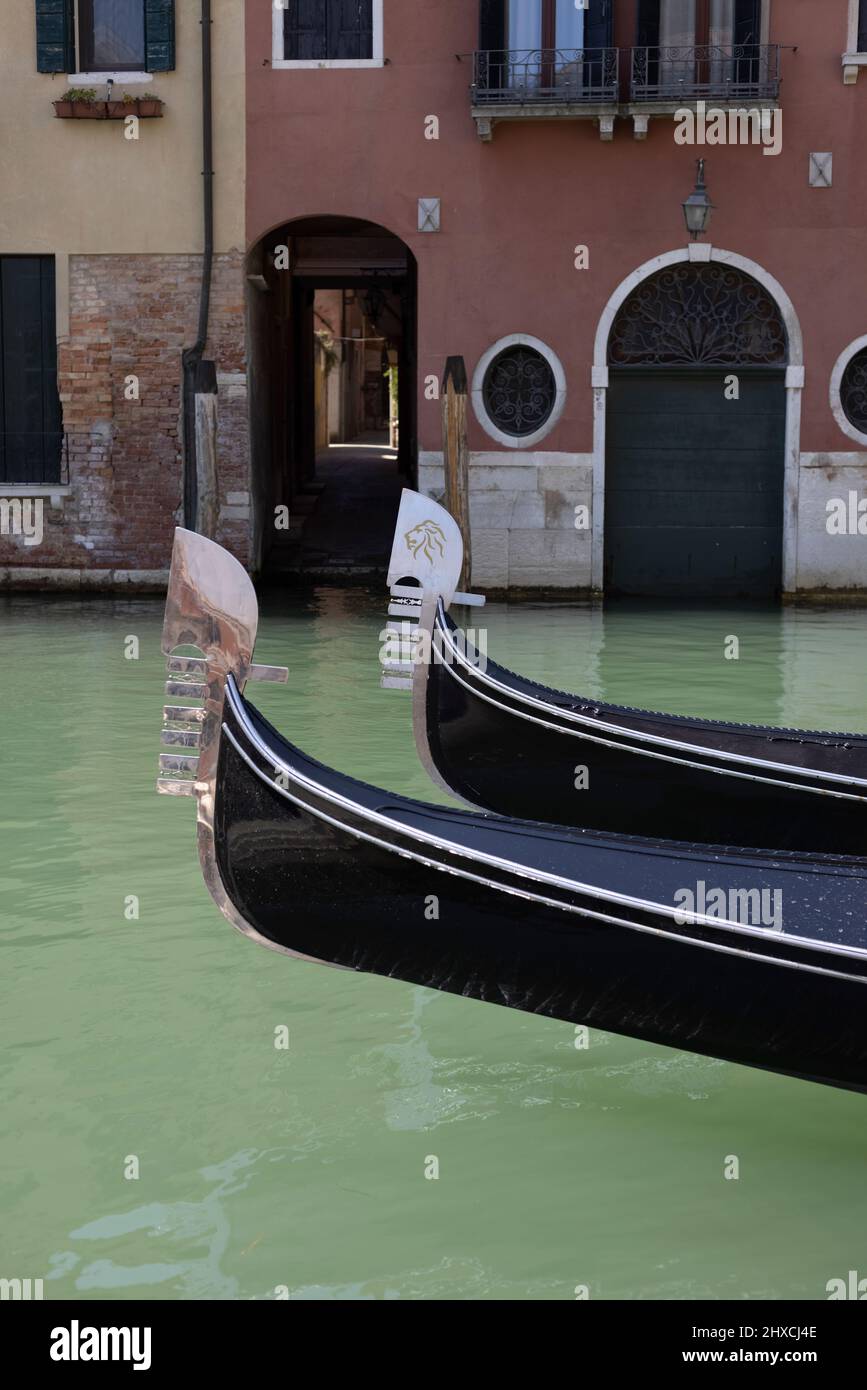 Seitenansicht von zwei Gondelkuppen auf einem Kanal in Venedig, Italien Stockfoto