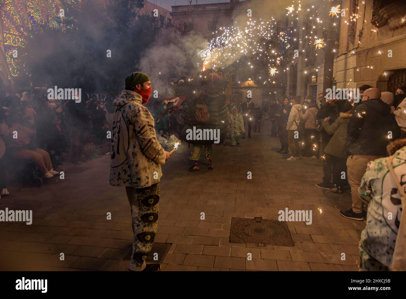 Der Valls Drache in der Prozession des Valls Decennial Festivals 2022, zu Ehren der Jungfrau der Candlemas in Valls, Tarragona, Katalonien, Spanien Stockfoto