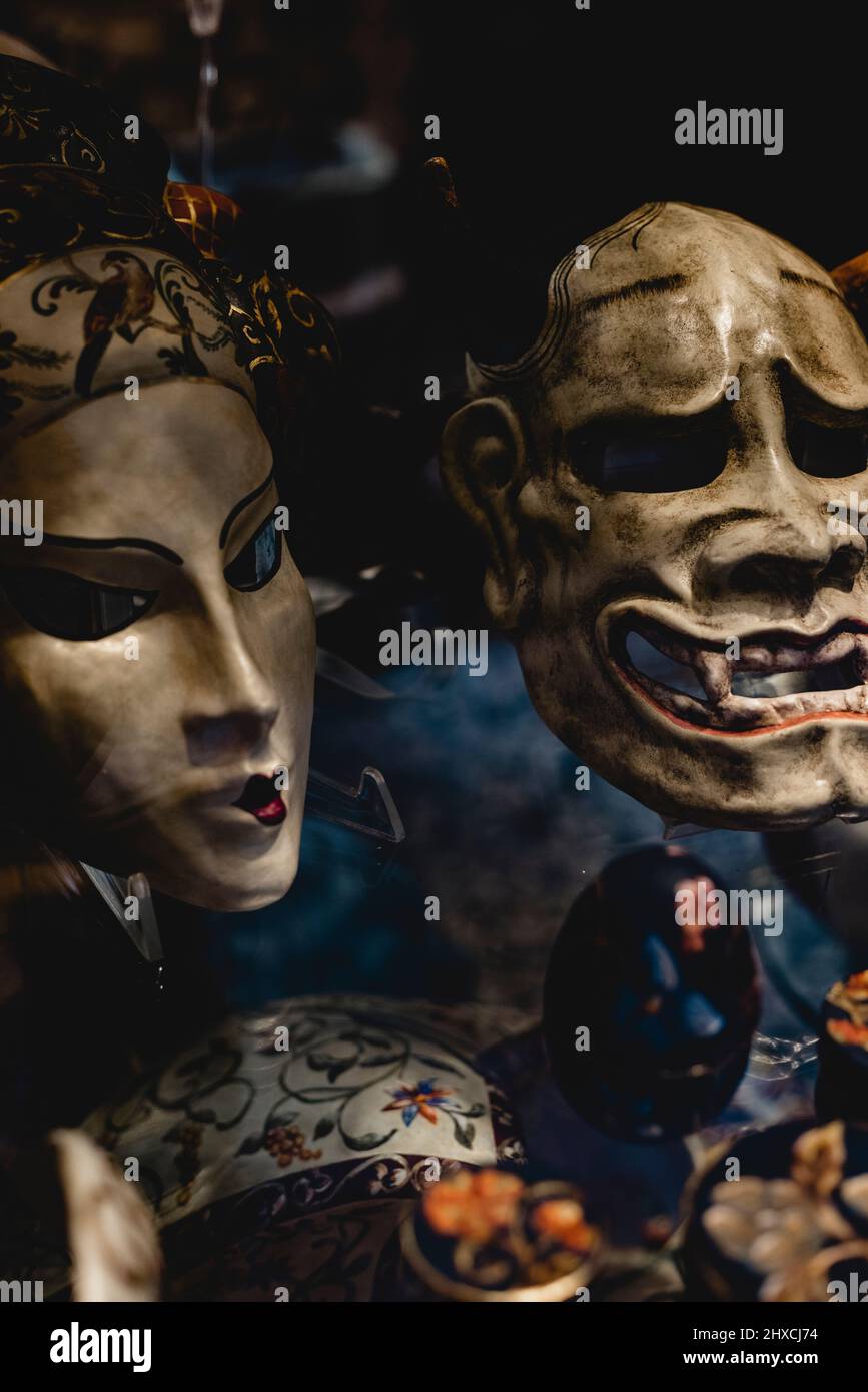 Geheimnisvolle Masken im Schaufenster eines Geschäftes in Venedig Stockfoto