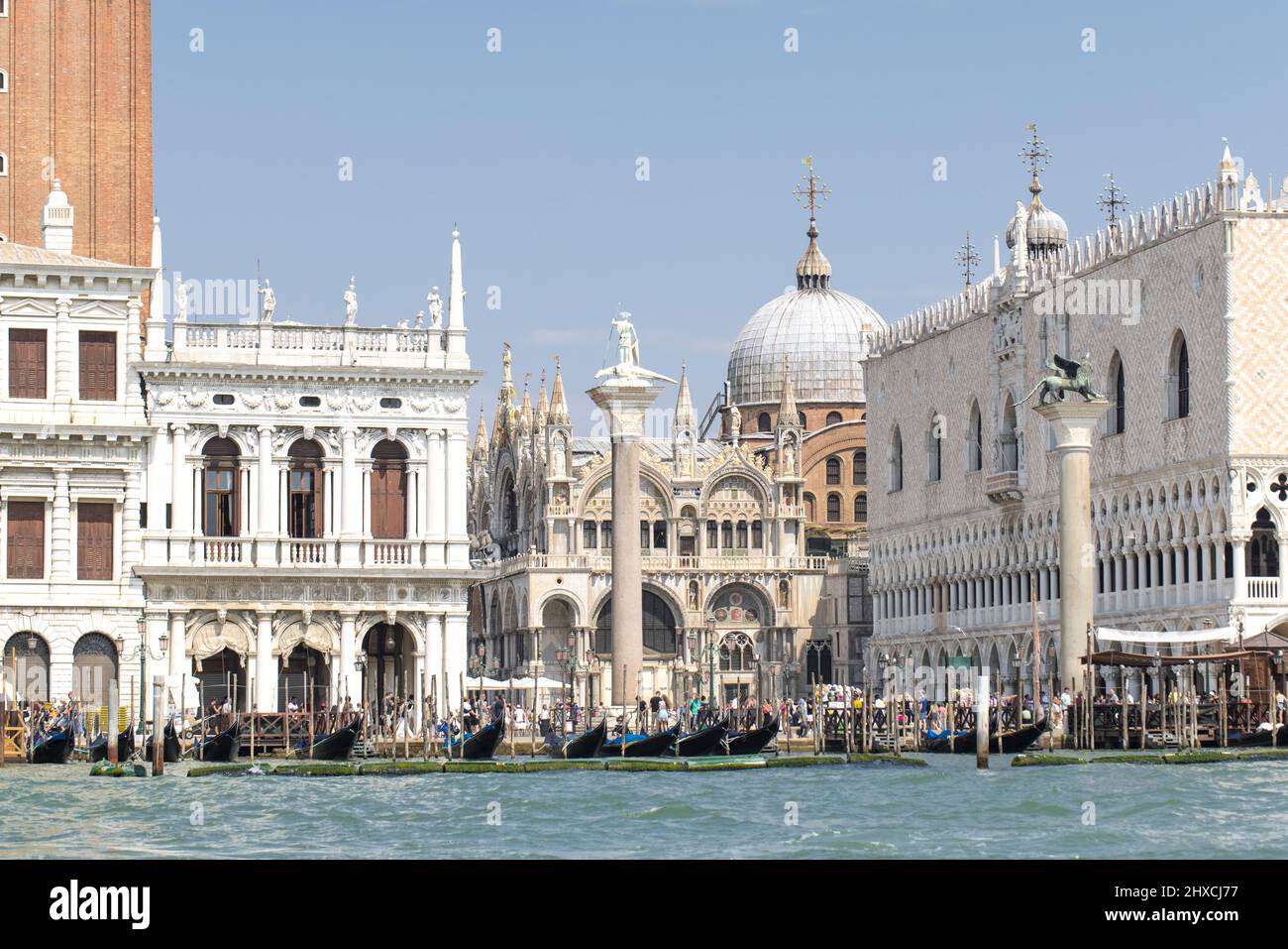 Blick vom Wasser auf die Markusbasilika in Venedig Stockfoto