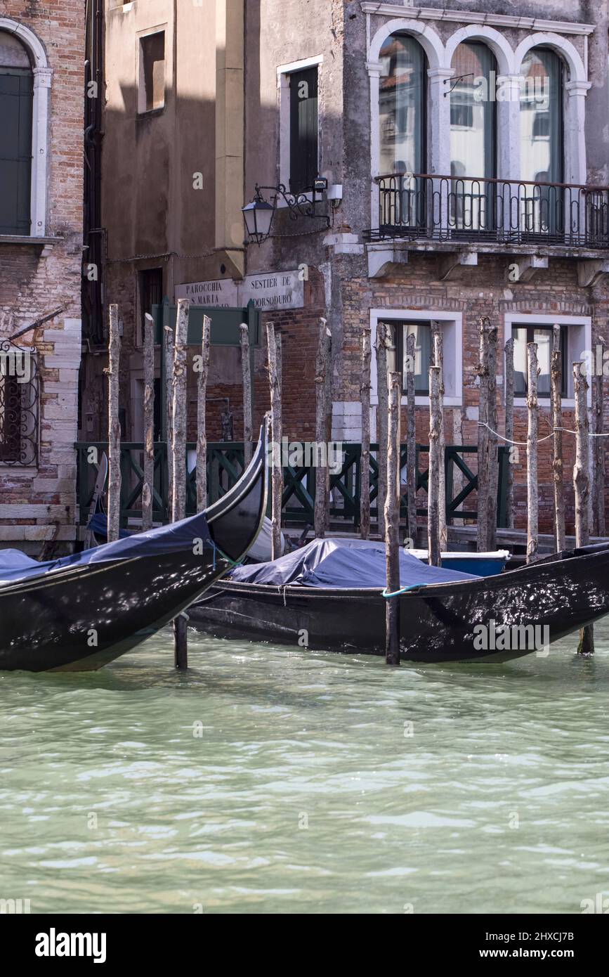 Detailaufnahme einer Gondel vor einem palazzo in Venedig Stockfoto