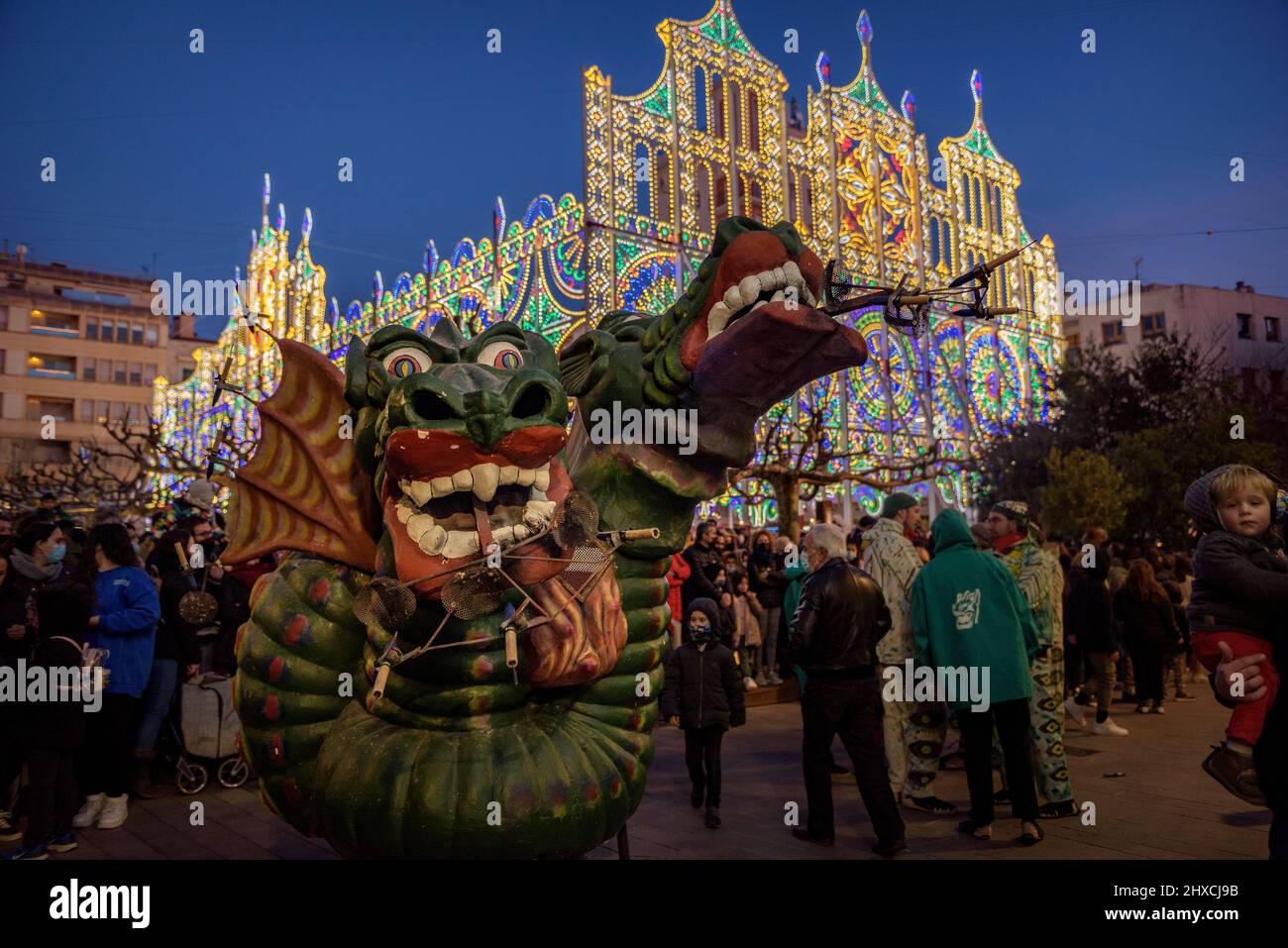 Der Valls Drache in der Prozession des Valls Decennial Festivals 2022, zu Ehren der Jungfrau der Candlemas in Valls, Tarragona, Katalonien, Spanien Stockfoto