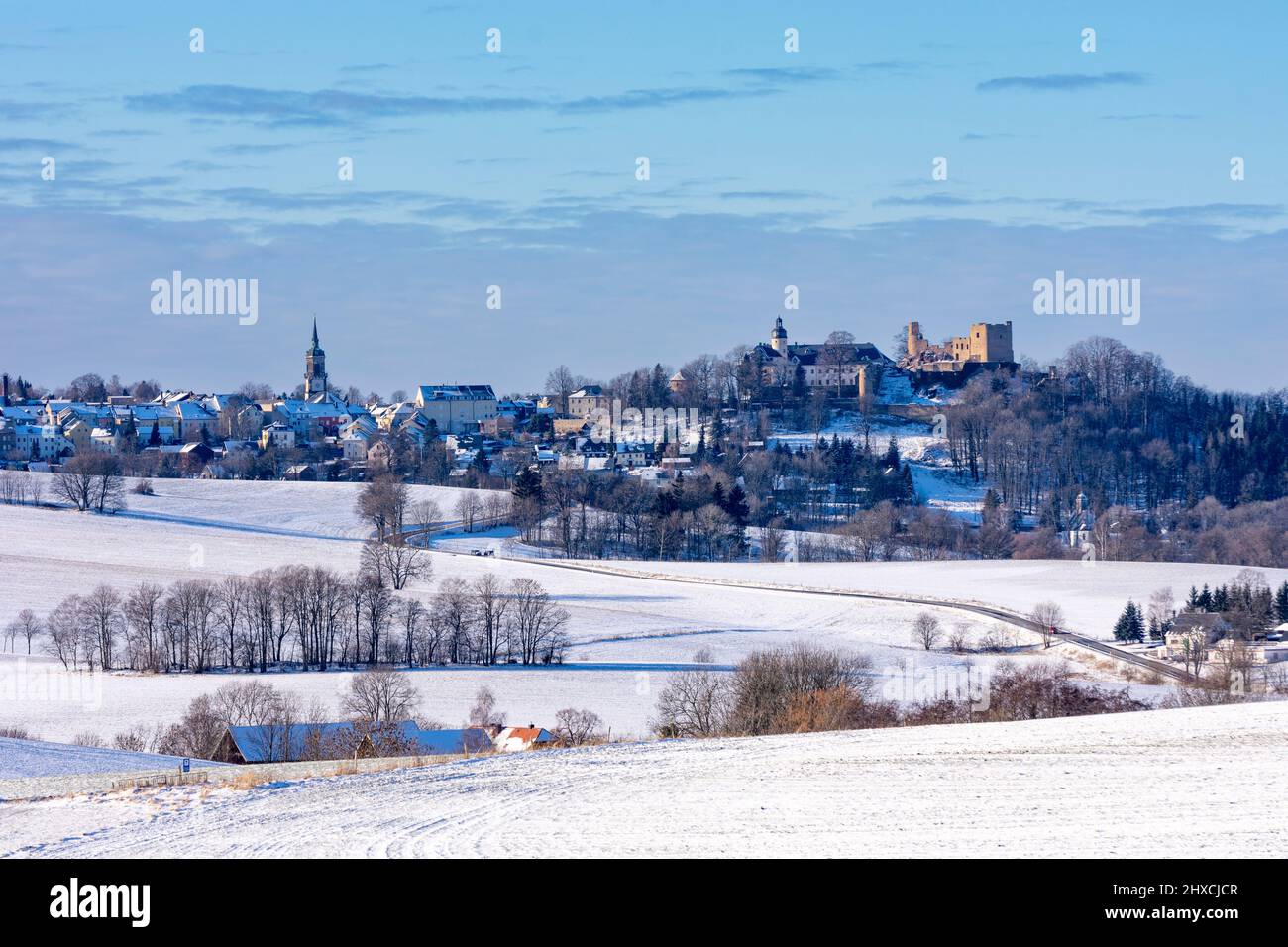 Frauenstein im Schnee, Blick auf Schloss und Kirche, Erzgebirge, Sachsen, Sachsen, Deutschland Stockfoto