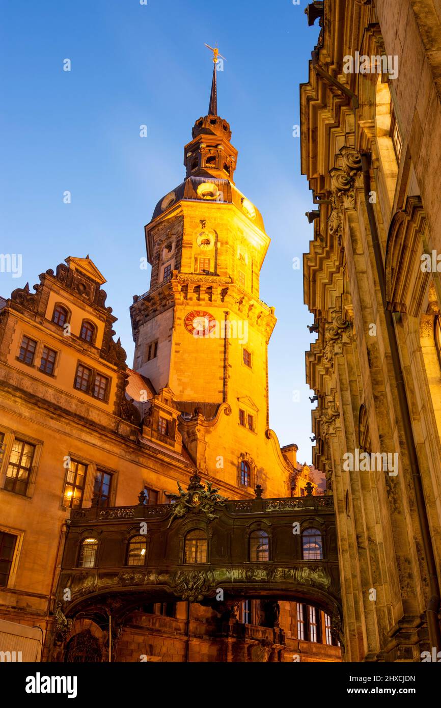 Dresden, Dresdner Schloss, Turm Hausmannsturm, Dombrücke (rechts), Sachsen, Sachsen, Deutschland Stockfoto