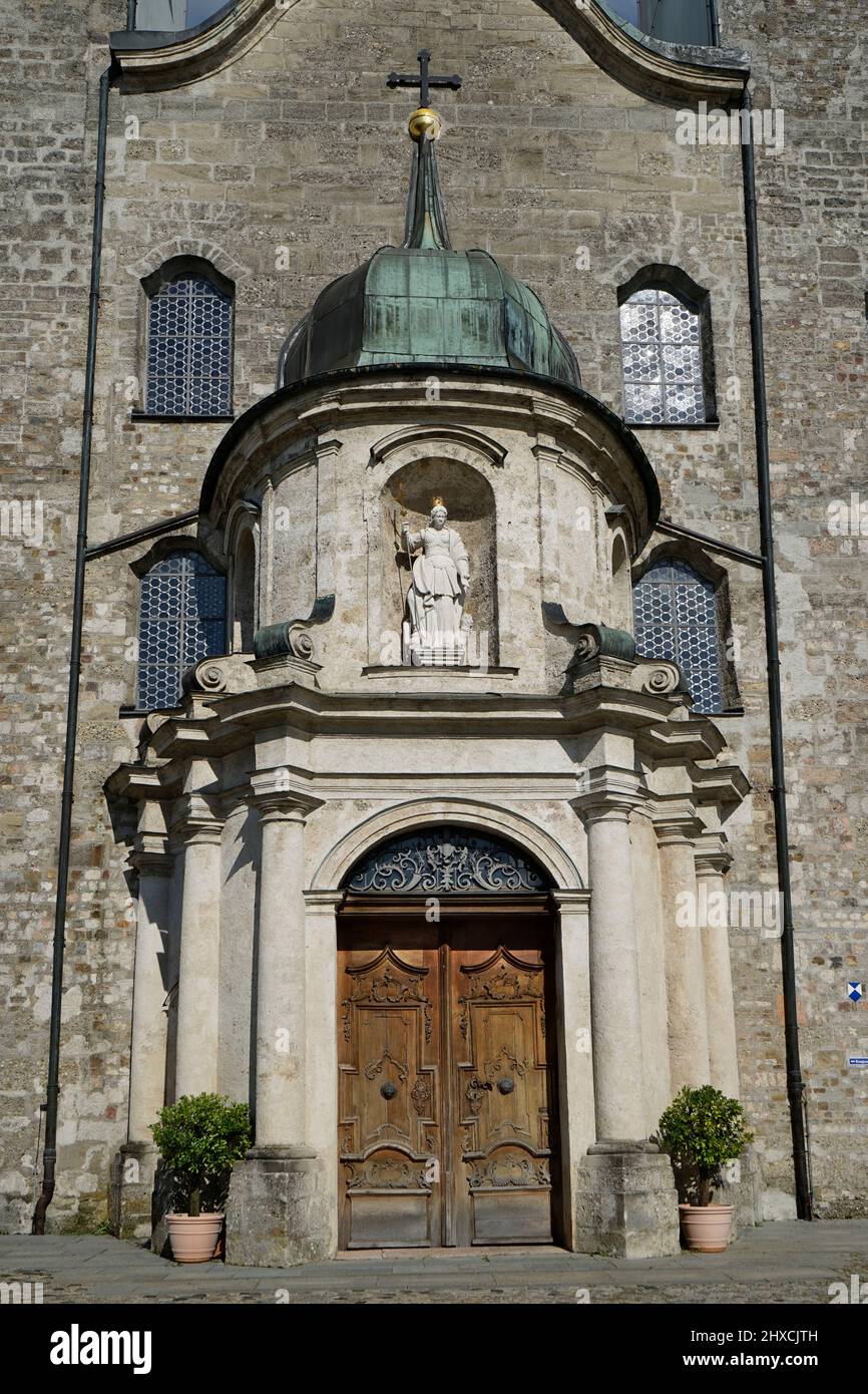 Deutschland, Bayern, Oberbayern, Chiemgau, Altenmarkt an der Alz, Kloster Baumburg, Klosterkirche St. Margaret, Eingangsportal, Figur der St. Margarete Stockfoto