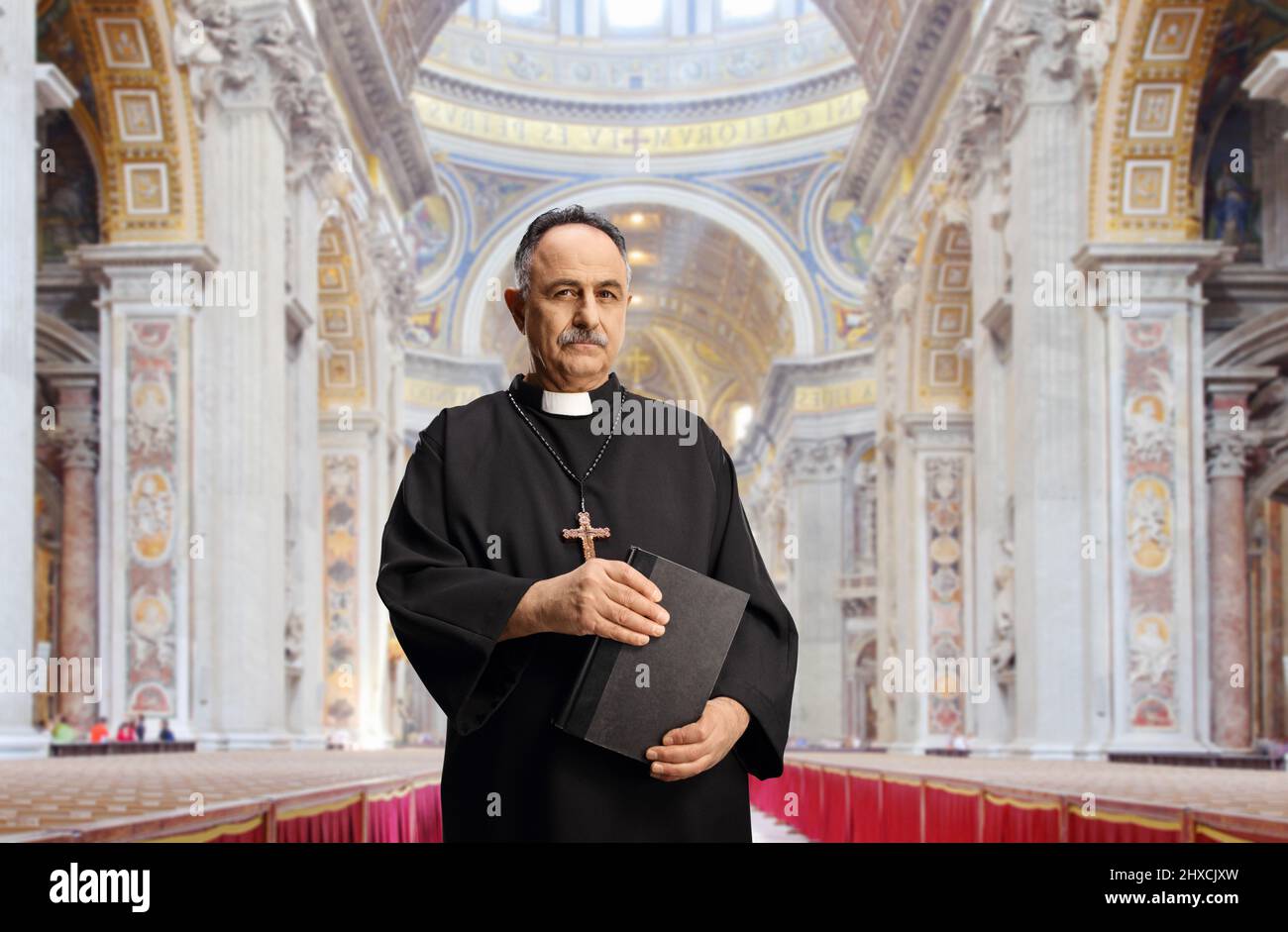 Reifer Priester, der eine bibel in einer Kirche hält Stockfoto