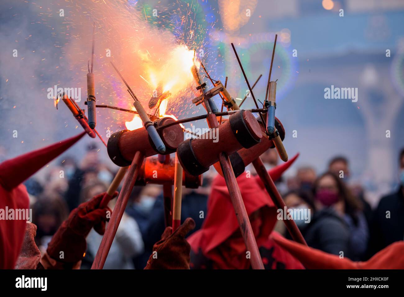 Die Valls Devils in der Prozession des Valls Decennial Festival 2022, zu Ehren der Jungfrau der Candlemas in Valls, Tarragona, Katalonien, Spanien Stockfoto