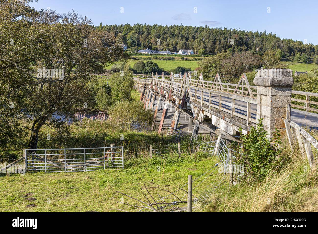 Broomhill Bridge - eine Holzbrücke, die 1894 über dem berühmten Fluss Spey in der Nähe der Nethy Bridge, Highland, Schottland, Großbritannien, erbaut wurde. Stockfoto