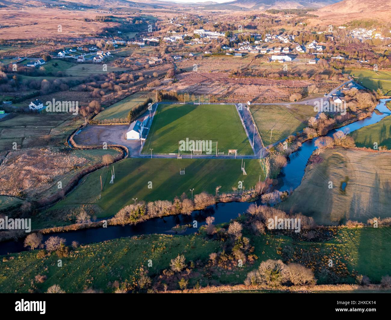 Luftaufnahme des gälischen Glenties-Fußballplatzes in der Grafschaft Donegal, Irland. Stockfoto