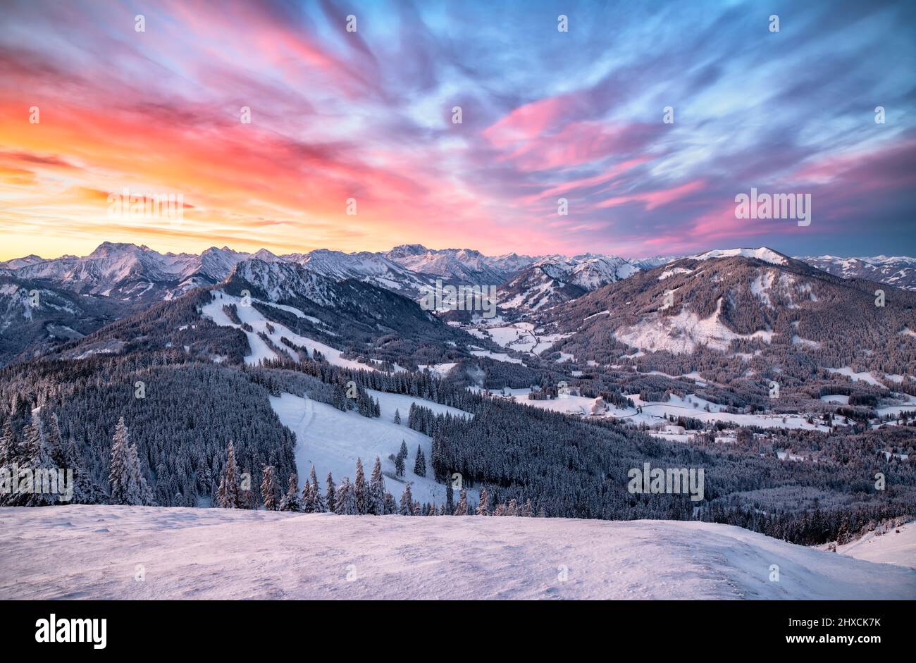 Schönes Morgenrot in den schneebedeckten Bergen im Winter. Blick ins Wertachtal mit Unterjoch, Sorgschrofen und Wertacher Hörnle. Allgäuer Alpen, Bayern, Deutschland, Europa Stockfoto