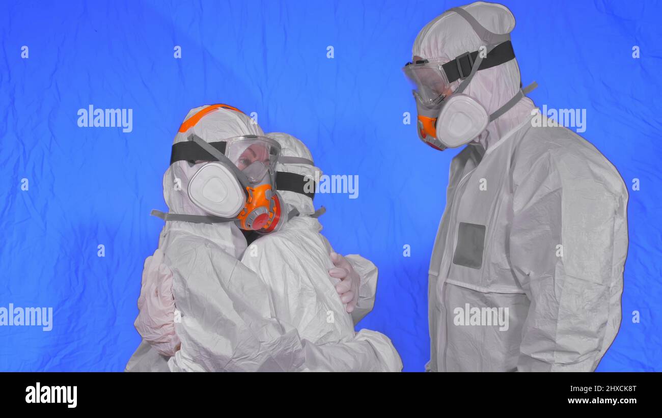 Der Familienschild schützen, um Leben vor Viren zu retten. Zeitlupe.  Menschen Porträt, tragen schützen medizinische Aerosol Spray Farbe Maske  Atemschutzmaske. Konzept Stockfotografie - Alamy