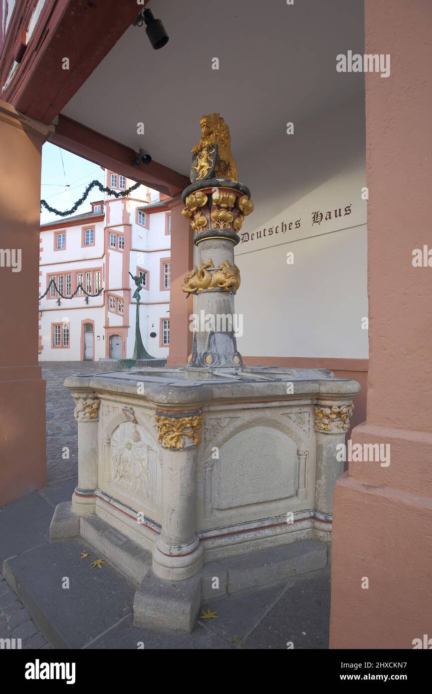 Löwenbrunnen auf dem Fischmarkt vor dem Deutschen Haus in Alzey, Rheinland-Pfalz, Deutschland Stockfoto