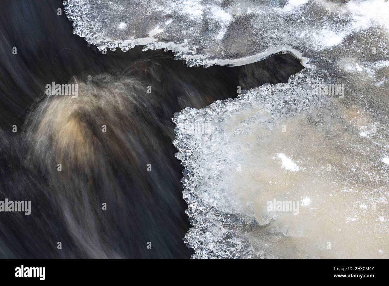 Schnee und Eis auf einem schnell fließenden Bach, Torup, Halland, Schweden Stockfoto