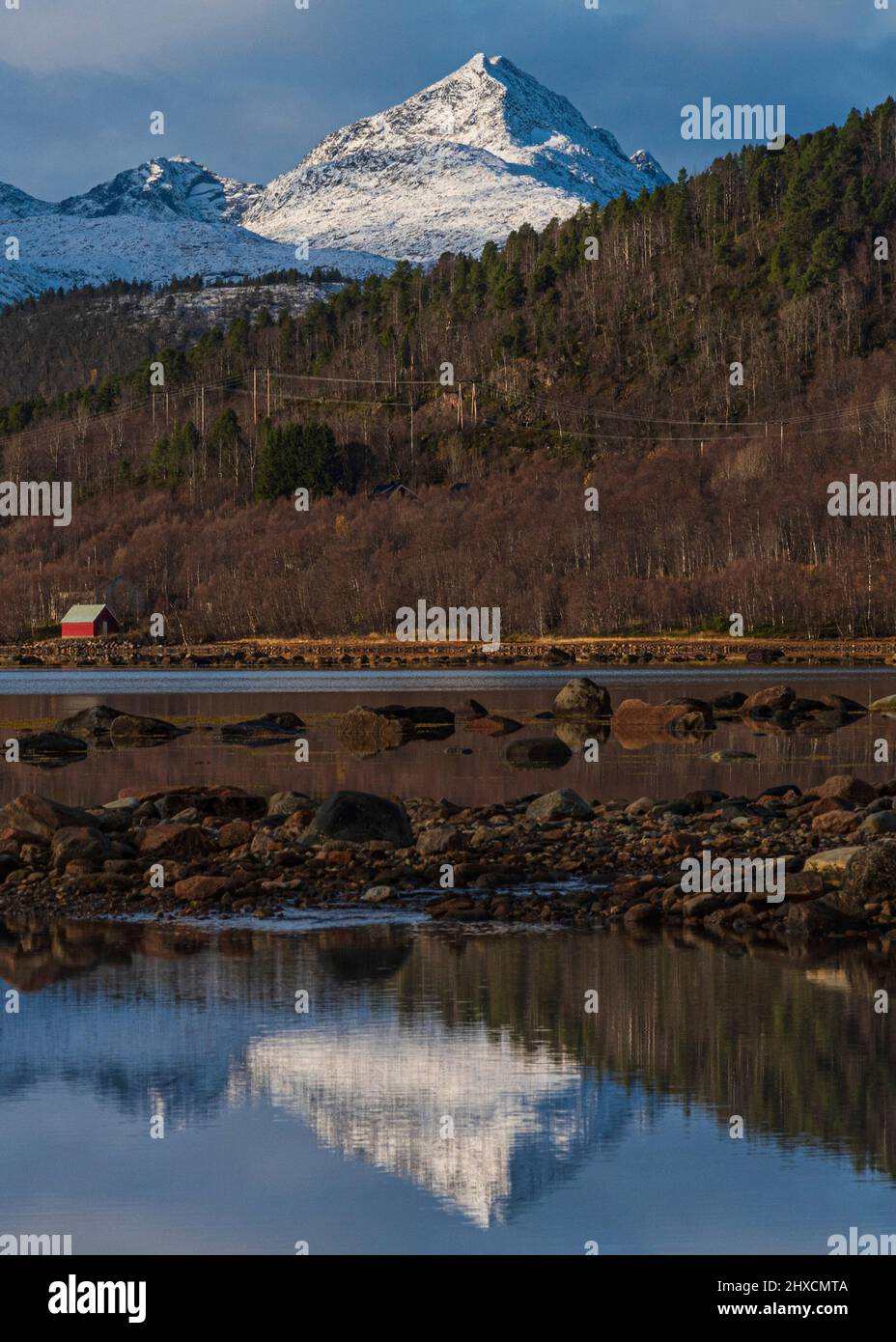 Das Gebiet um Stonglandseidet und Valvag im Süden der Insel, Snowy Berggipfel, Reflexion, Stockfoto
