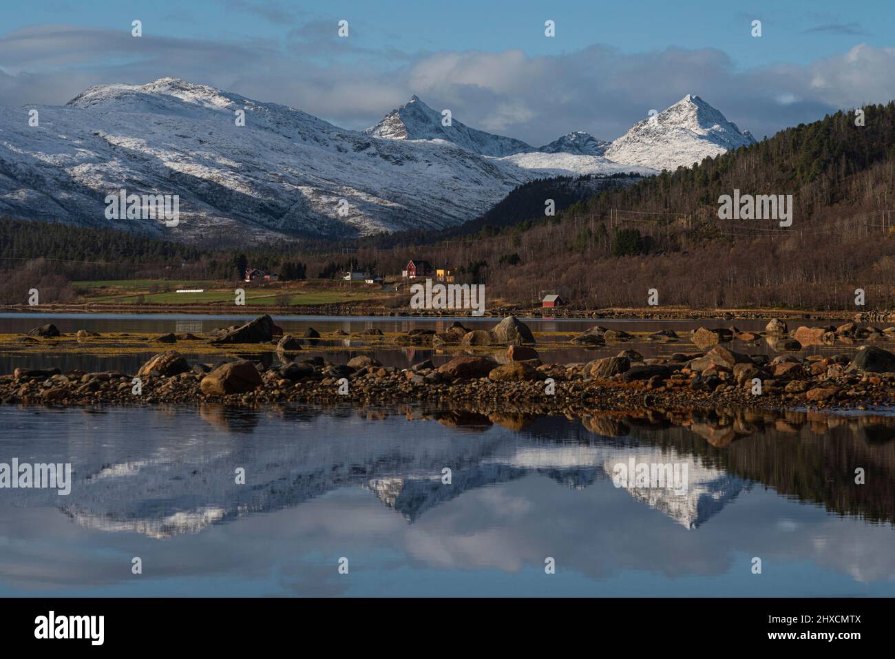 Das Gebiet um Stonglandseidet und Valvag im Süden der Insel, Snowy Berggipfel, Reflexion, Stockfoto
