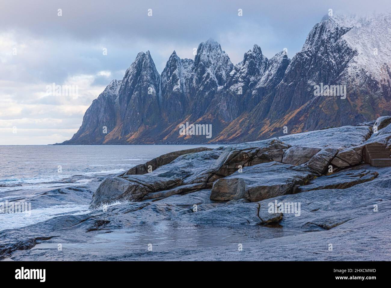 Herbstimpressionen von der norwegischen Insel Senja über dem Polarkreis, Skandinavien und Norwegen pur, Blick auf die Bergkette Okshornan oder Teufelszähne, Ersfjord, Aussichtspunkt Tungeneset, Stockfoto
