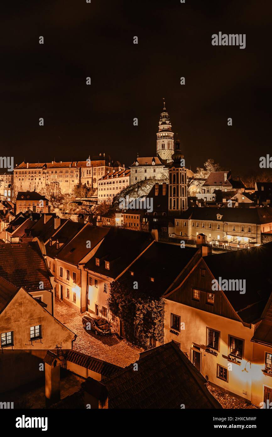 Nigth Blick auf Cesky Krumlov, Tschechische Republik.berühmte tschechische mittelalterliche Stadt mit Renaissance-und Barockschloss auf steilen Felsen über Moldau.UNESCO Heri Stockfoto