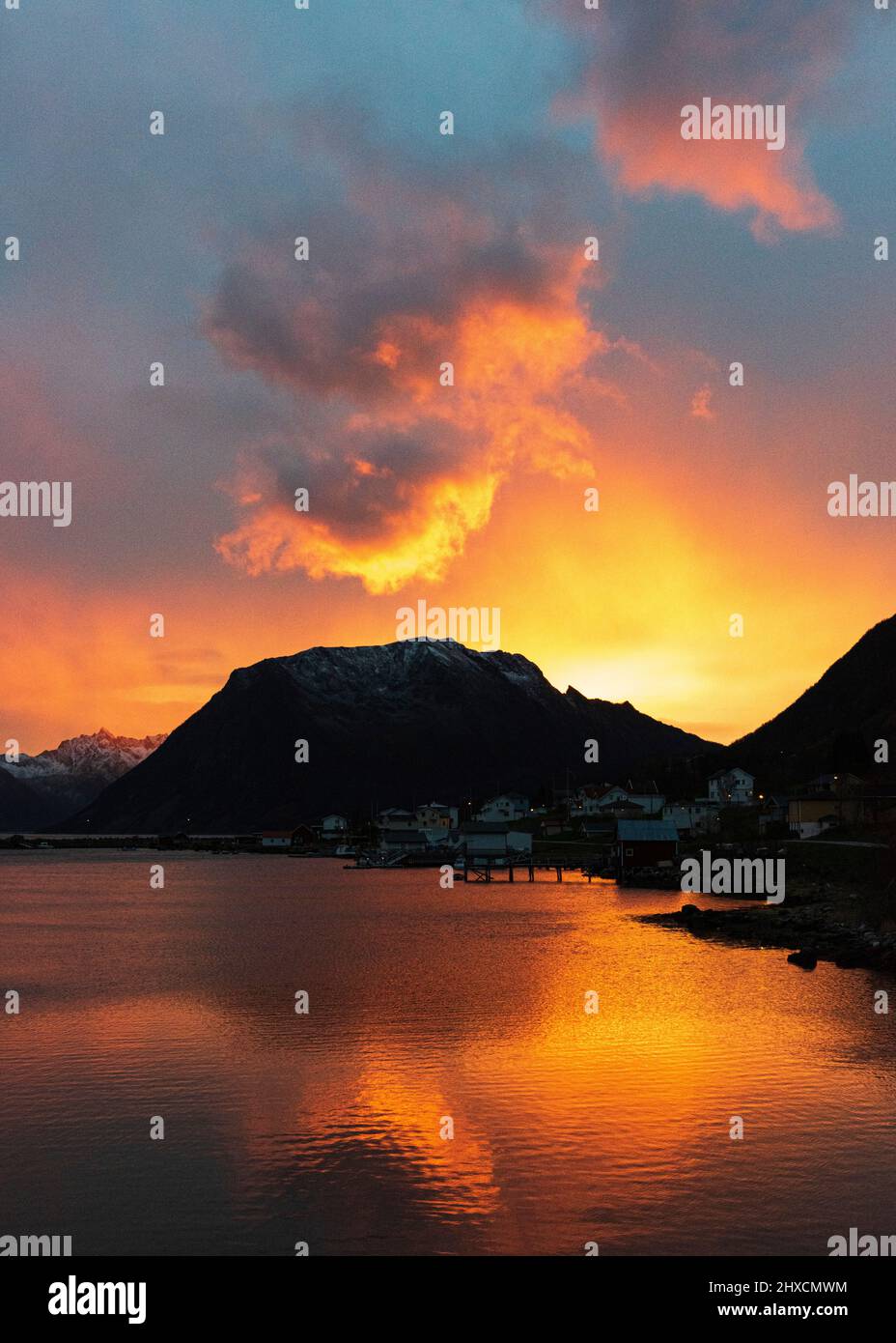 Herbsteindrücke von der norwegischen Insel Senja über dem Polarkreis, dem Gebiet um Sifjord und Medby im Westen der Insel, spektakuläre Farben kurz nach Sonnenuntergang, Stockfoto