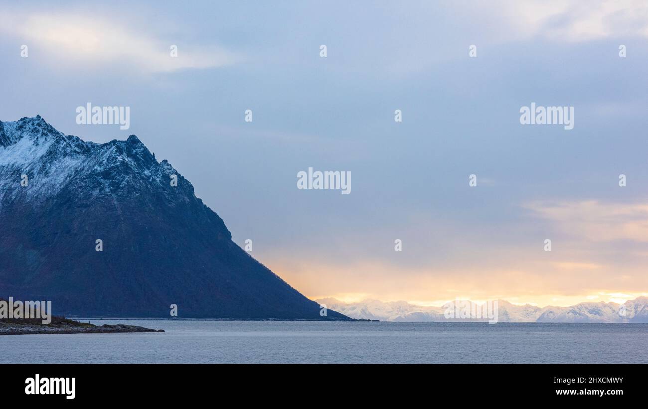 Herbsteindrücke von der norwegischen Insel Senja über dem Polarkreis, dem Gebiet um Sifjord und Medby im Westen der Insel, Blick auf das Vesteralen, Stockfoto