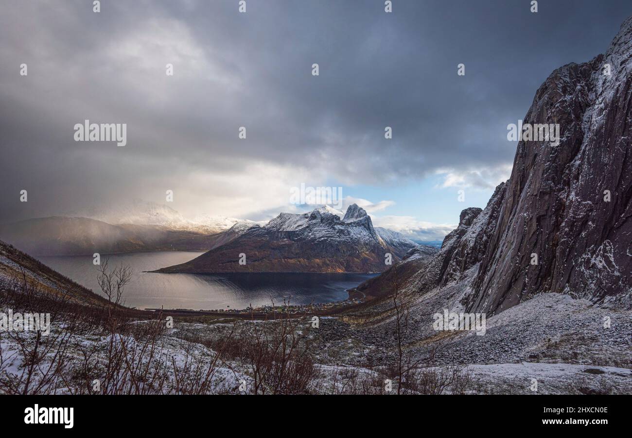 Herbsteindrücke von der norwegischen Insel Senja über dem Polarkreis, reines Skandinavien und Norwegen, Wanderung nach Hesten für die atemberaubende Aussicht auf den Berg Segla 639 m und die umliegenden Fjorde, Stockfoto